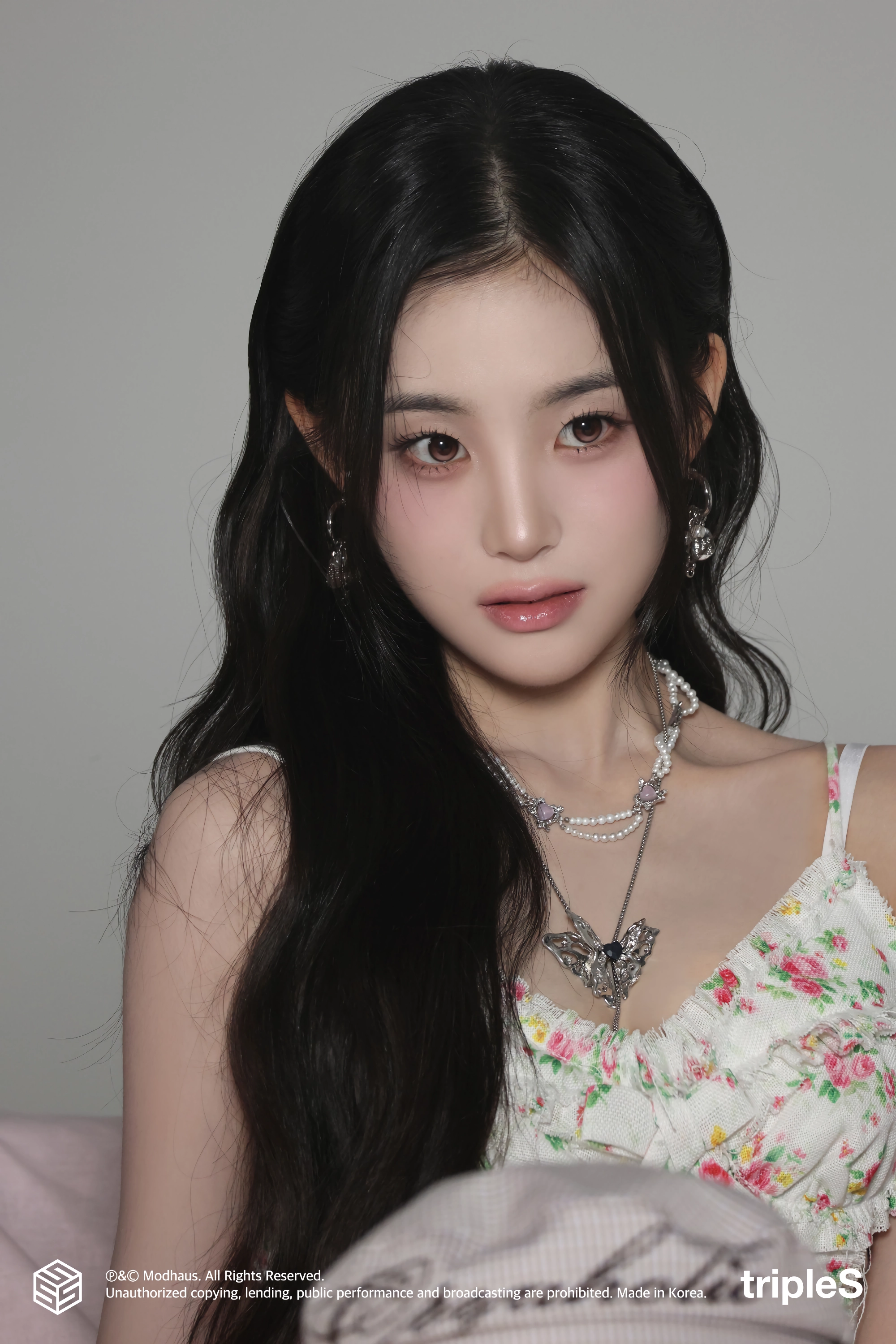 트리플에스 지연 화이트 꽃무늬 끈나시 몽글한 가슴골 – 인스타