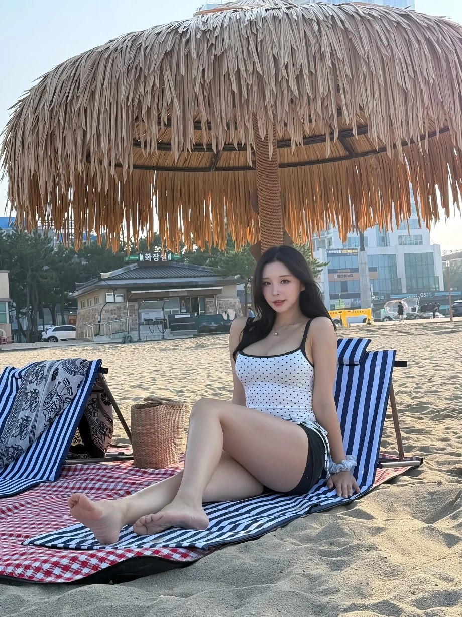 해수욕장에 간 꽃빵 화이트 땡땡이 끈나시 알가슴골 노출