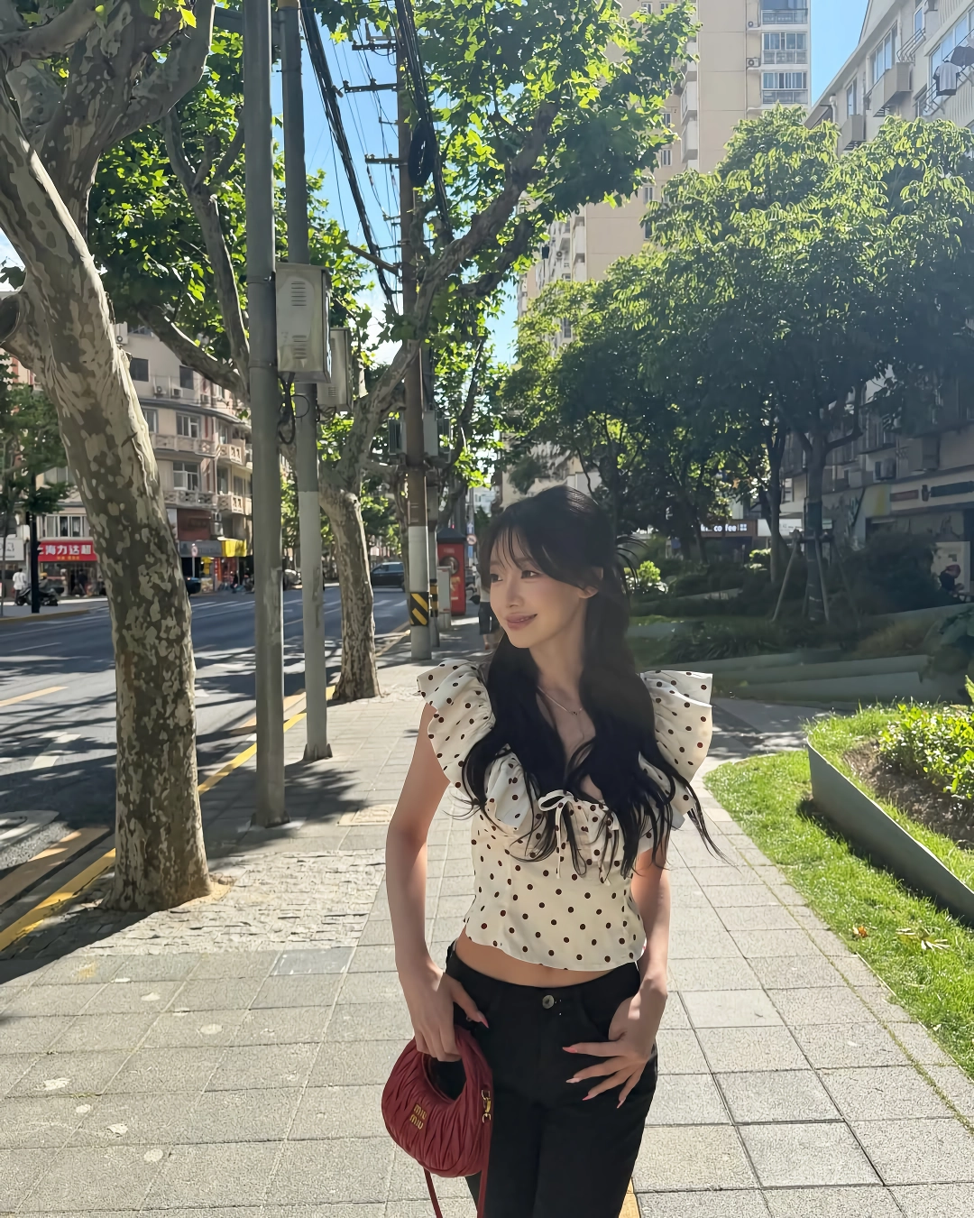노출 드레스 입은 우수한 치어리더