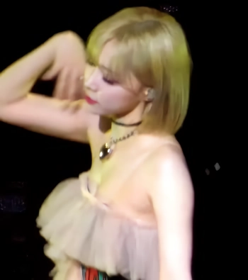 에스파 윈터 헐렁한 오프솔더 블랙 튜브탑 브라 윗가슴골