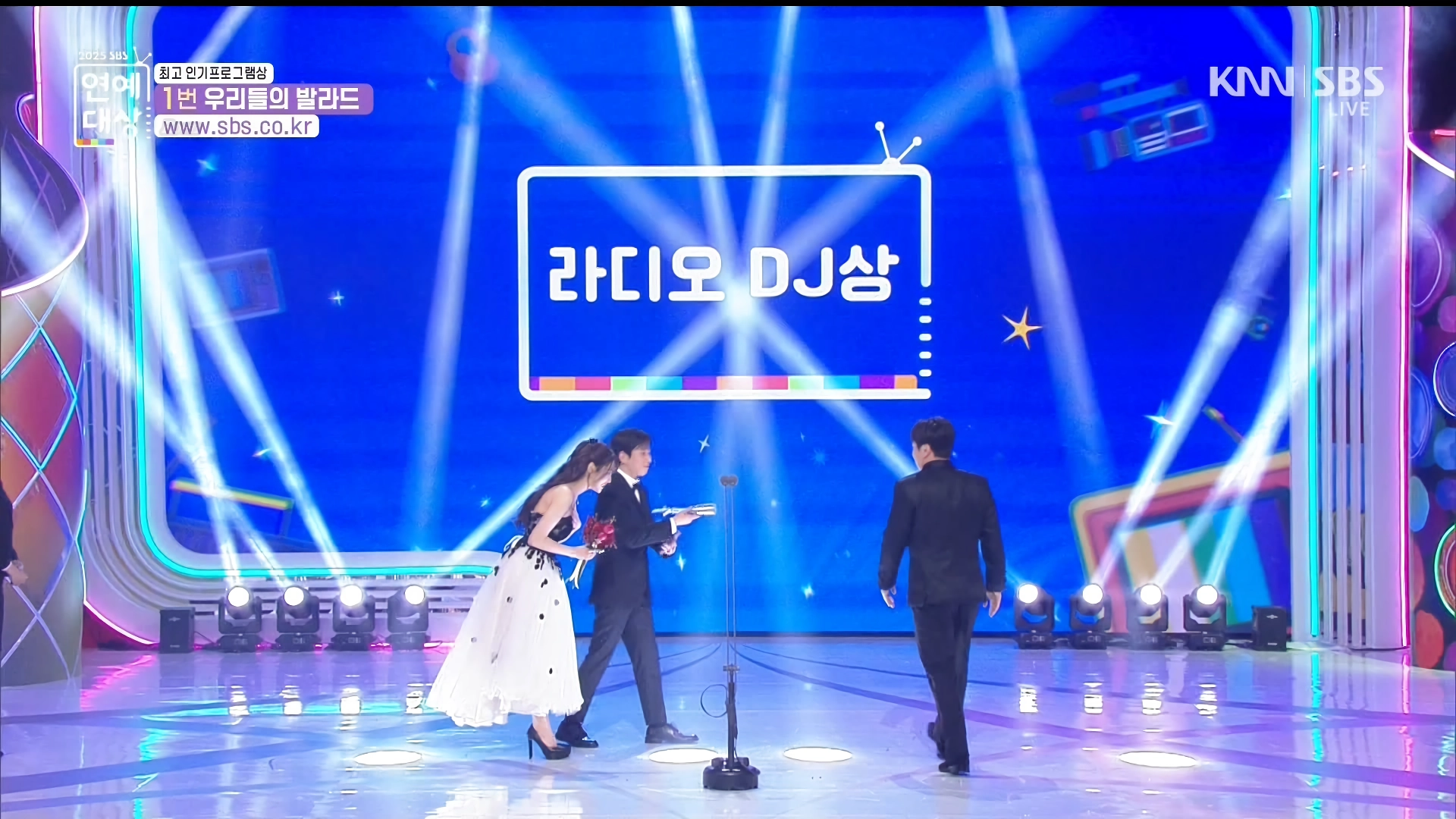 연예대상 시상하는 츄, 표정
