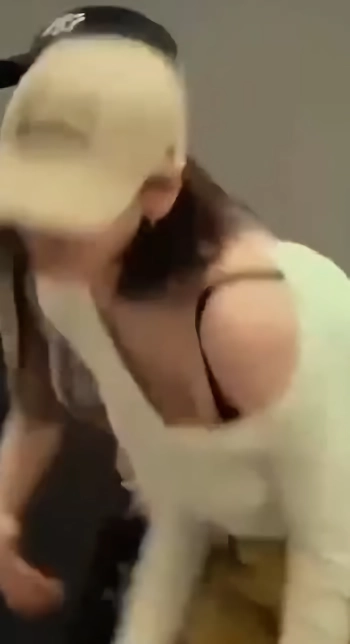 (SOUND)에스파 카리나 안무연습 사복 헐렁한 흰티 속 검정 브라 숙인 가슴골