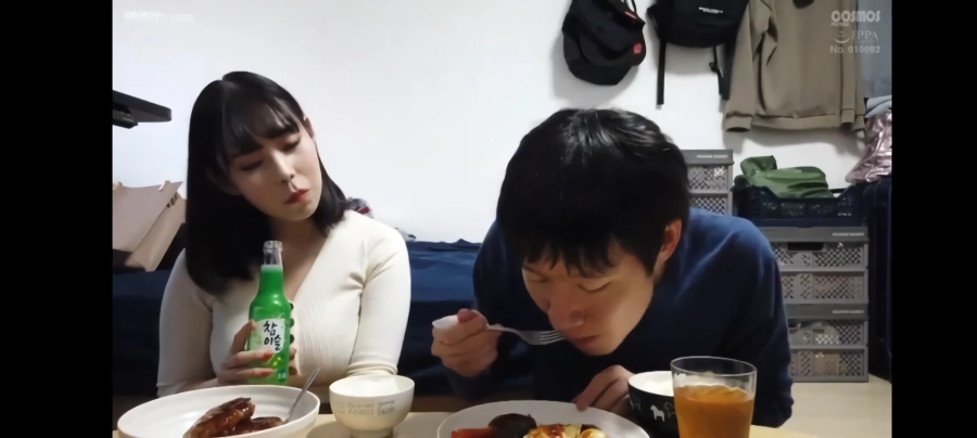 한국산 소주 마시는 AV 여배우