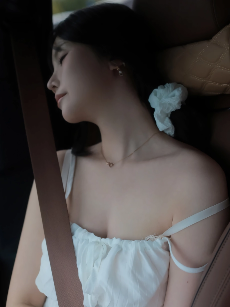 하윤아 조수석 여친 내려간 어깨끈 가슴골