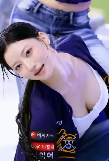 빌리 시윤 시구후 야구장 공연 흰나시 물에 젖은 숙인 가슴골 움짤