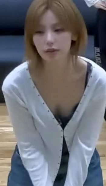 있지 예지 안무연습 숙이는 가슴골 끈나시 몸매
