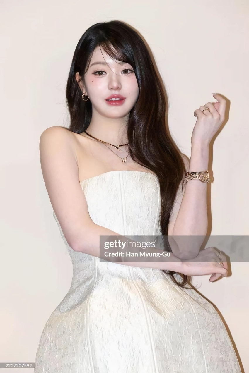 아이브 장원영 행사장 지나가는 오프솔더 드레스 가슴골