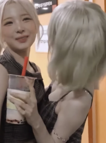 트리플에스 김채원 들이대는 가슴골