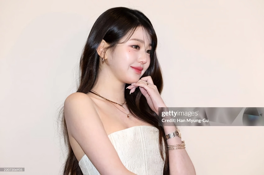 아이브 장원영 행사장 지나가는 오프솔더 드레스 가슴골