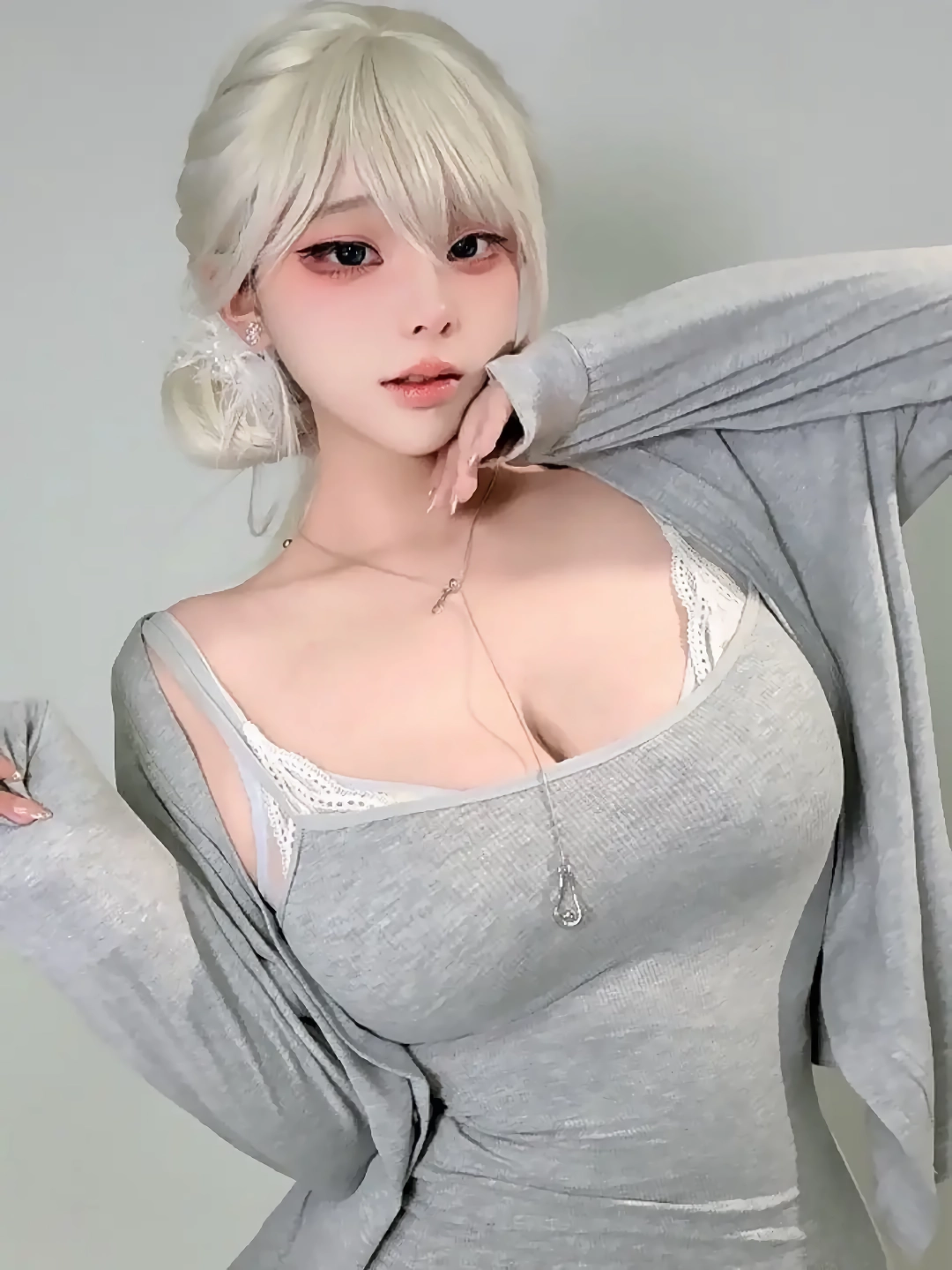 눈매가 야릇한 코스프레녀