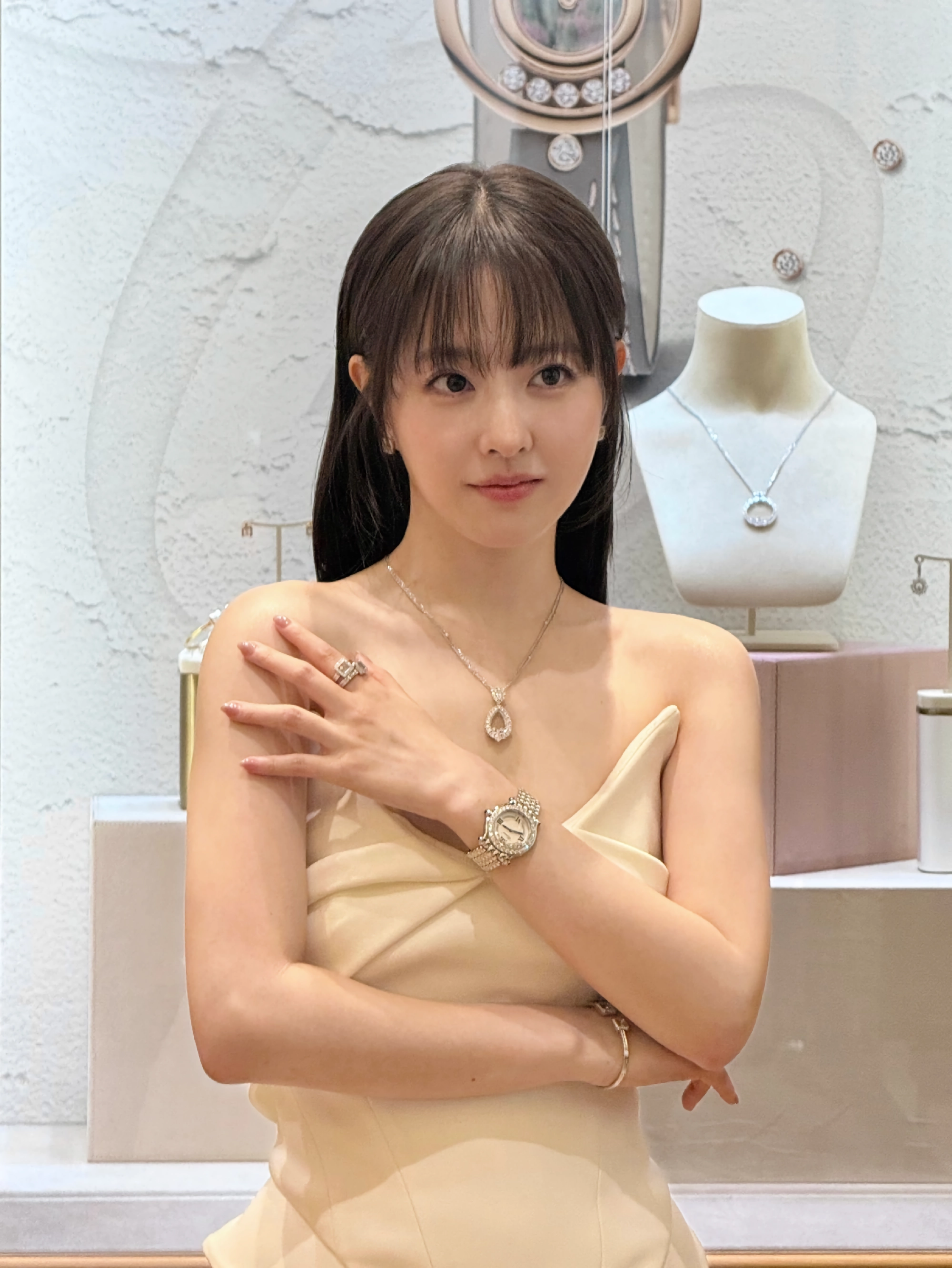 배우 박보영 깊게 파인 화이트 드레스 은근한 가슴골 – 인스타