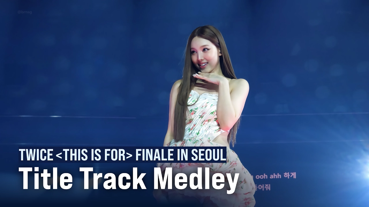 트와이스 모모 묵직한 꽃무늬 프릴 크롭 의상 잘모은 윗가슴골