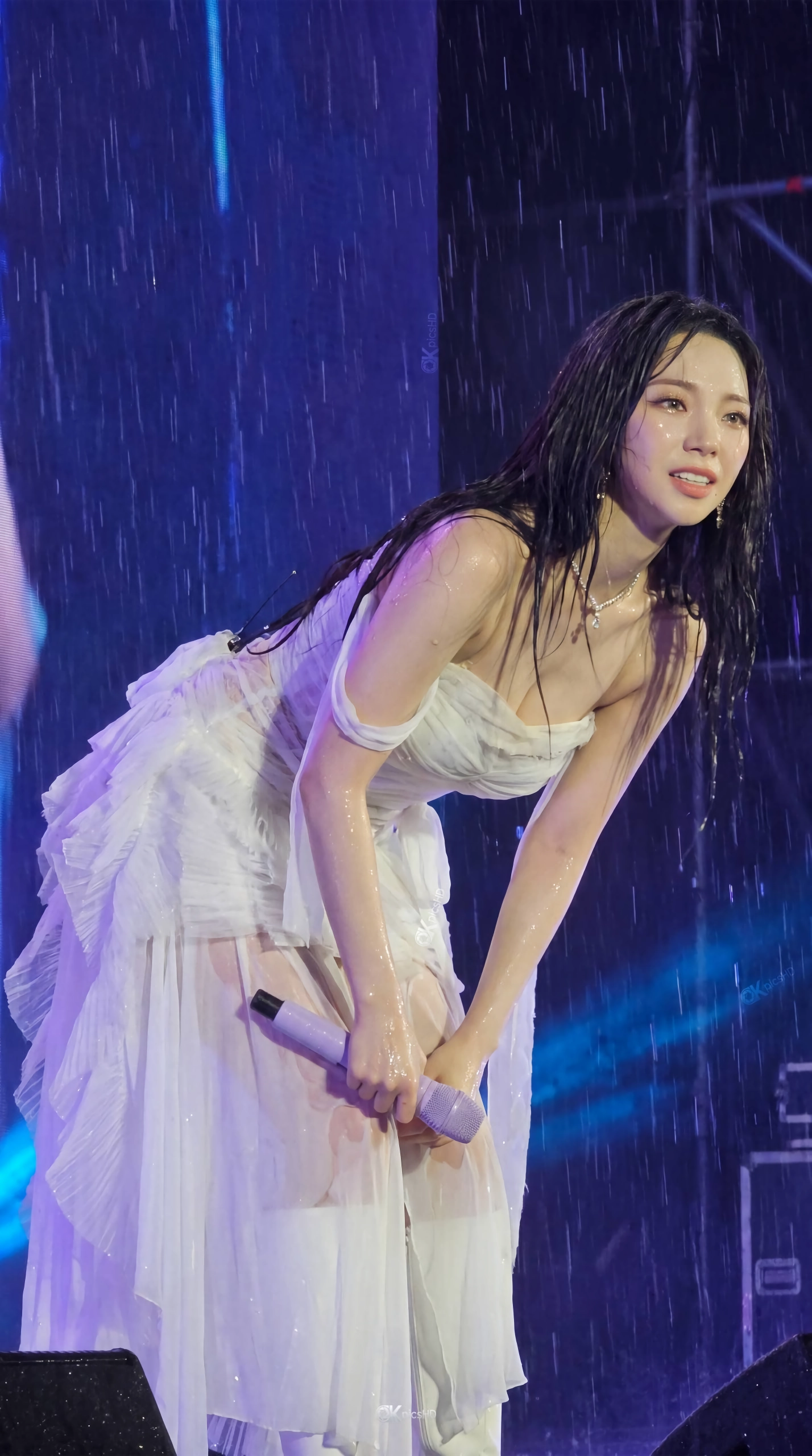 비에 젖은 카리나