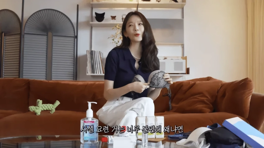 본인 브래지어 리뷰해주는 강민경.jpg