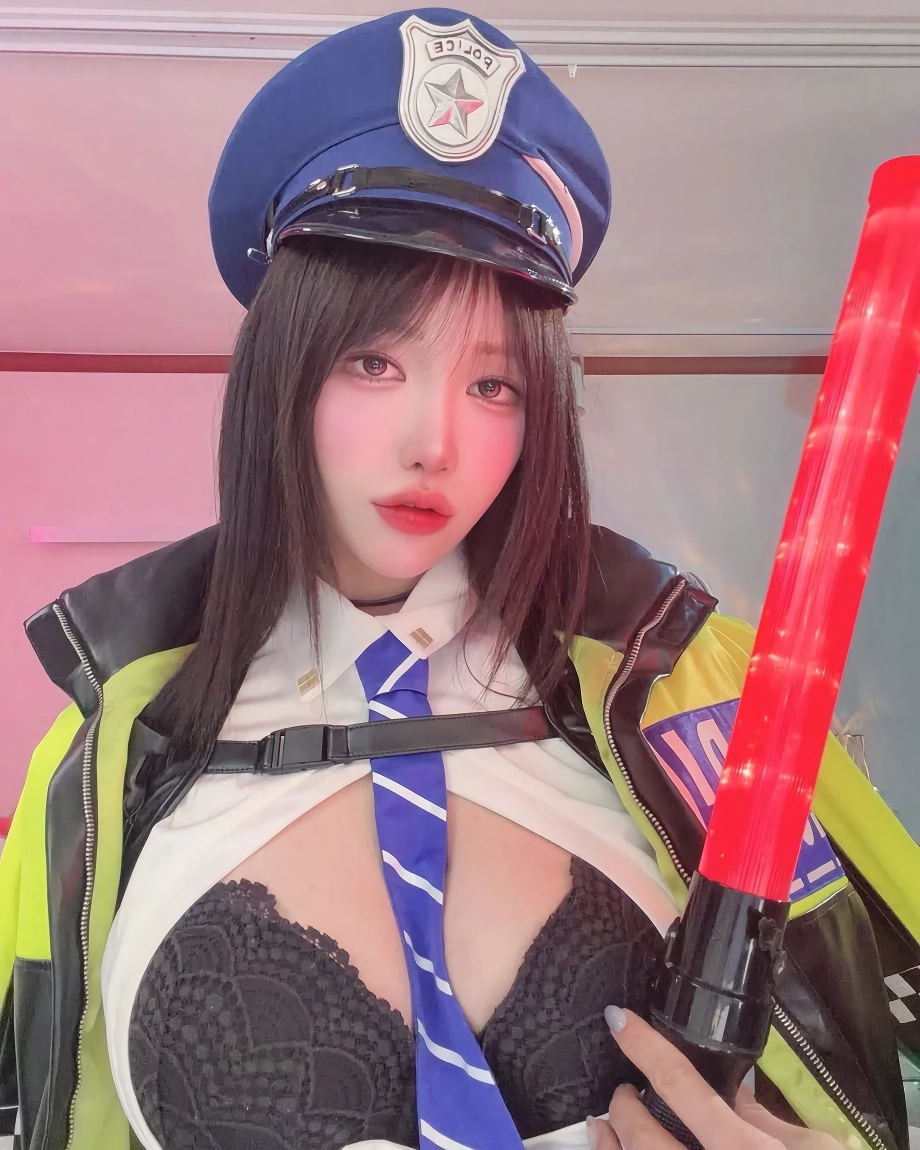 여경 겨우디 흰 셔츠 오픈하고 가슴골에 넥타이 끼우기