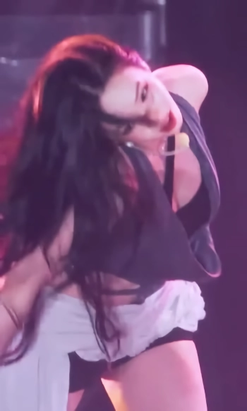 에스파 카리나 숙여주는 가슴골