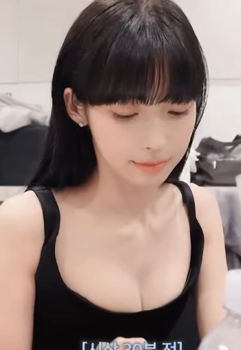 오마이걸 아린 블랙 나시 가슴골