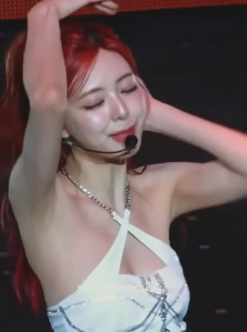 있지 유나 팔 올리는 안무 겨드랑이 가슴골