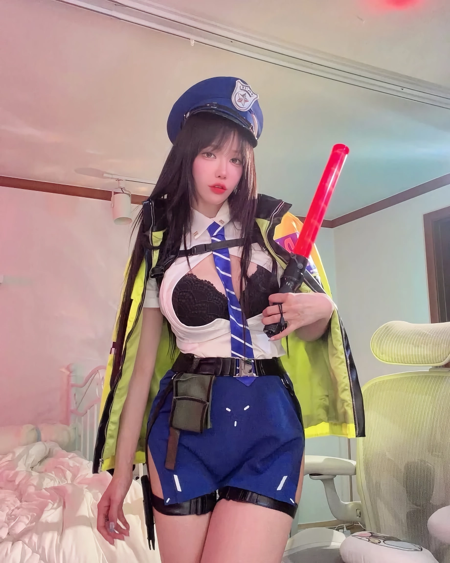 여경 겨우디 흰 셔츠 오픈하고 가슴골에 넥타이 끼우기