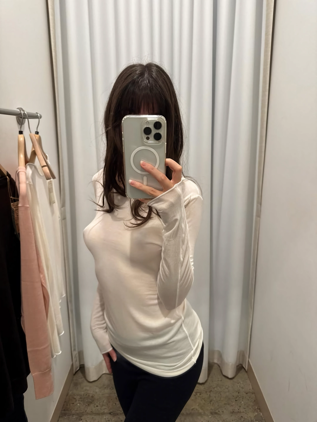 가슴 허리라인 지리는 누나 흰티 노브라 꼭지