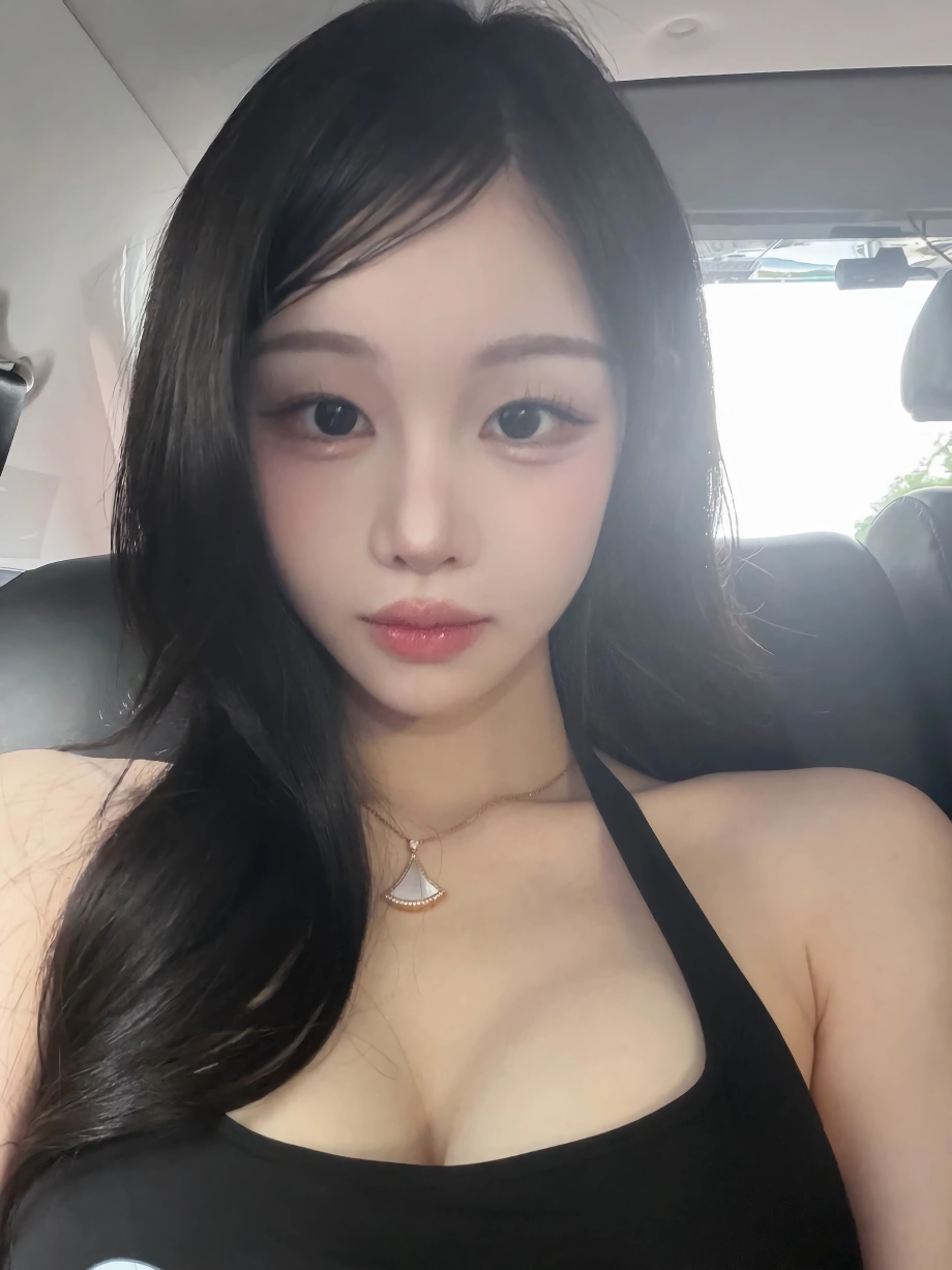 한갱 블랙 나시 가슴골