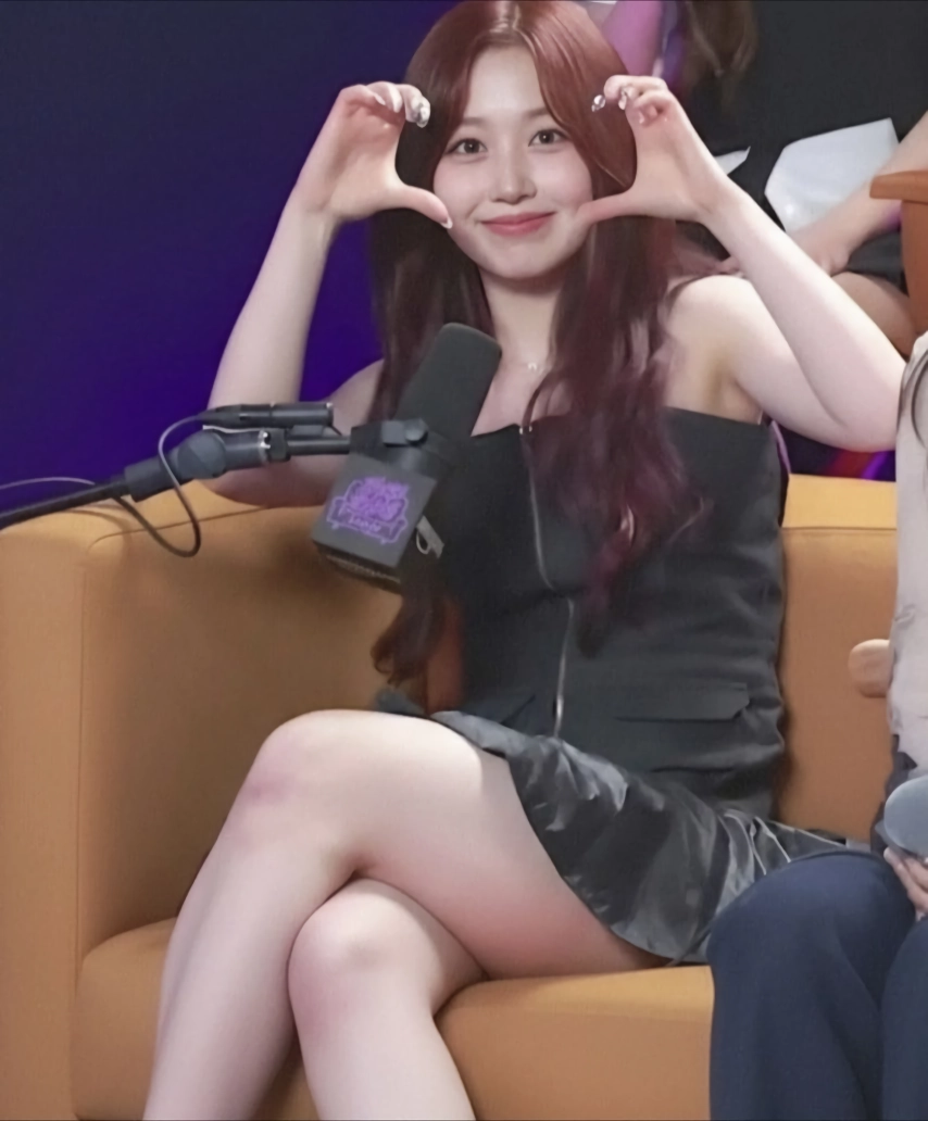 소파에서 다리 꼬는 순간 야벅지 캡쳐 레전드 엔믹스 오해원
