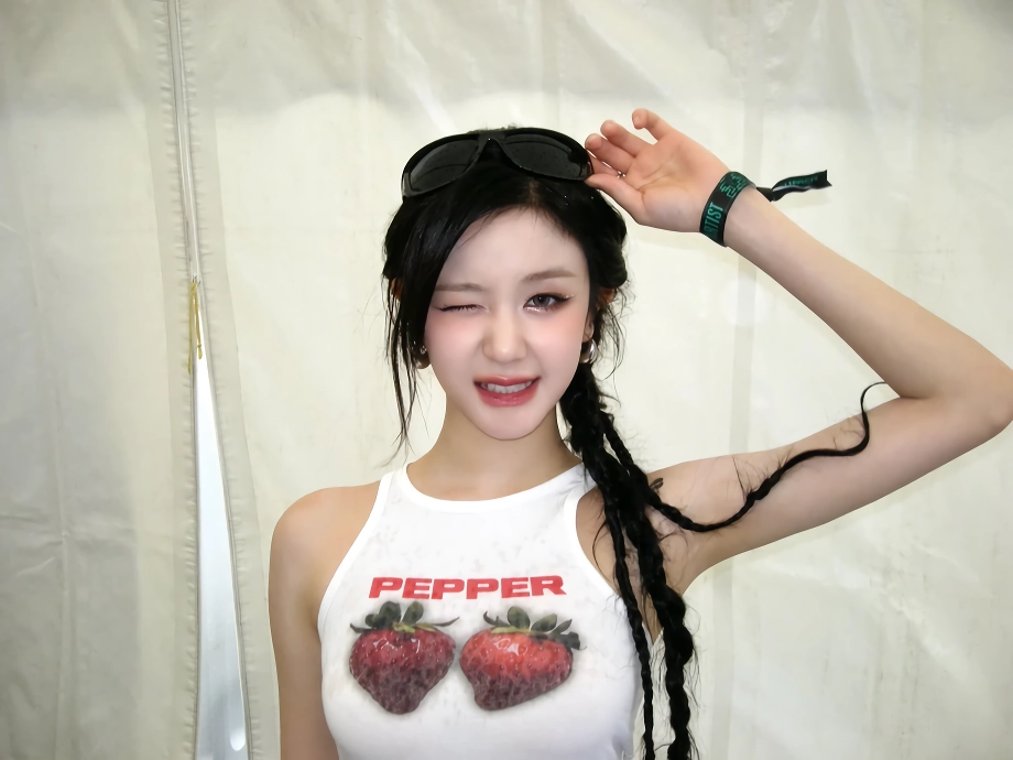 베이비몬스터 파리타 민소매 가슴에 딸기 두개