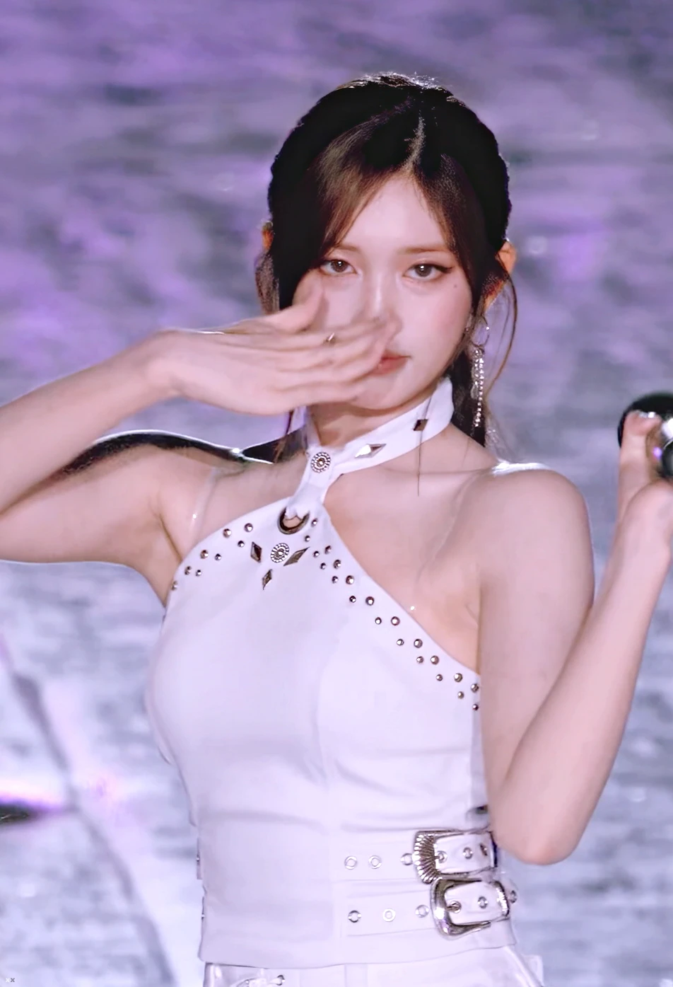 상체가 시원한 아이브 이서 ㄷㄷㄷ.gif