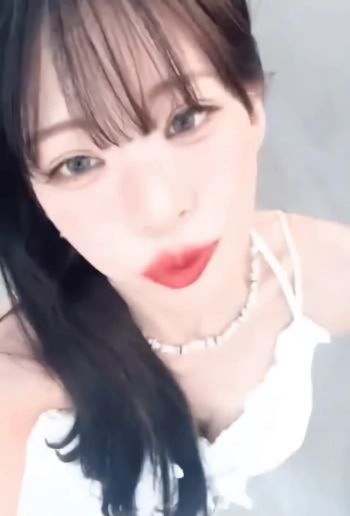 프로미스나인 이채영 화이트 끈나시 위에서 본 가슴골