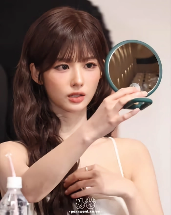 외모체크하는 엔믹스 설윤 끈나시 겨드랑이