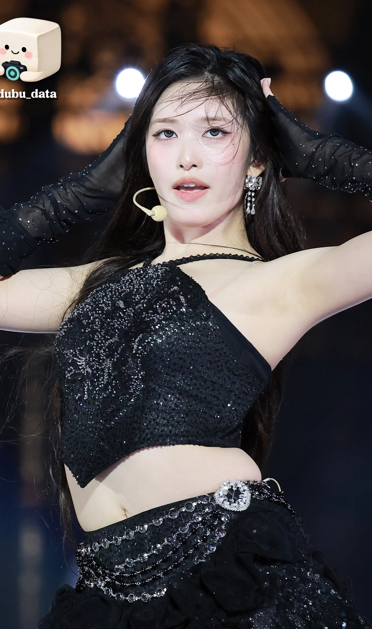 아이브 이서 안유진 검정 홀터넥 의상 겨드랑이 페로몬 (고화질)