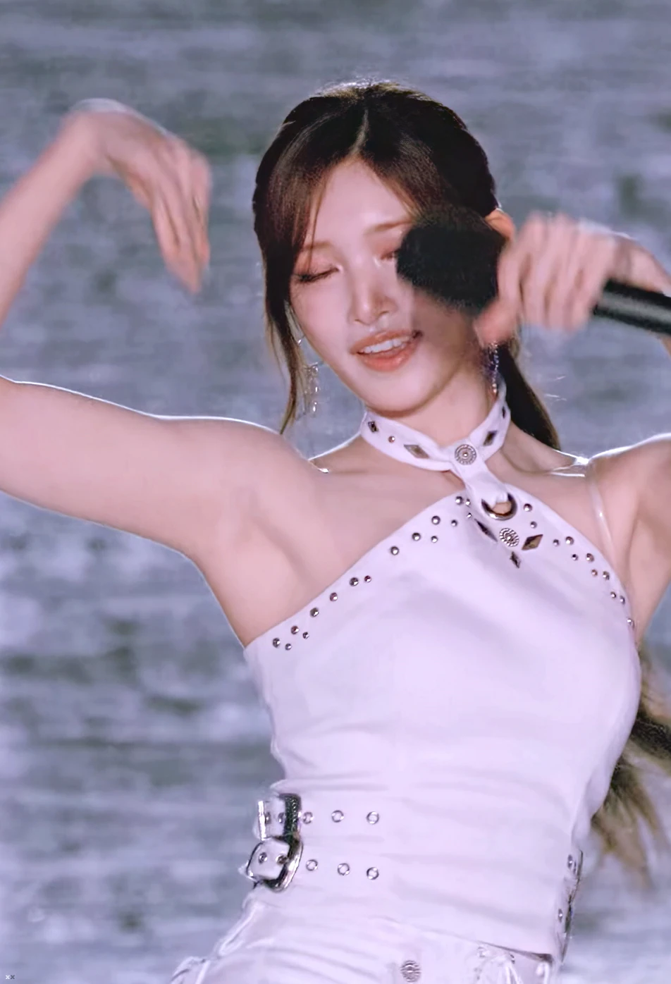 상체가 시원한 아이브 이서 ㄷㄷㄷ.gif
