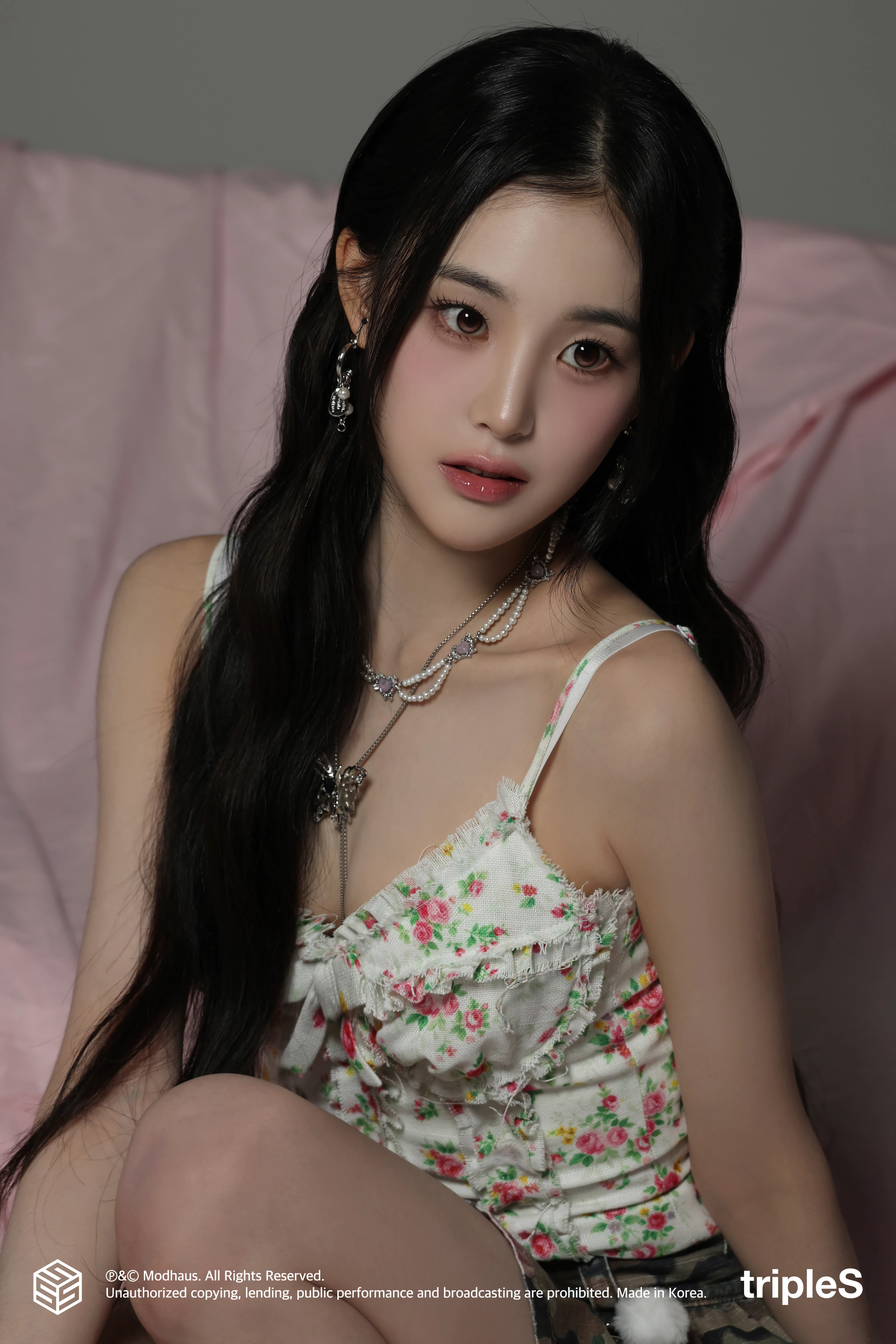 트리플에스 지연 화이트 꽃무늬 끈나시 몽글한 가슴골 – 인스타