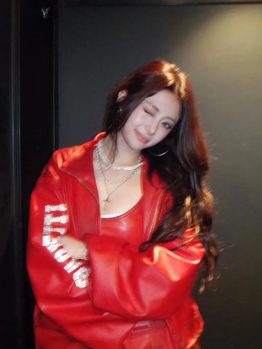르세라핌 허윤진 오프솔더 드레스 가슴골