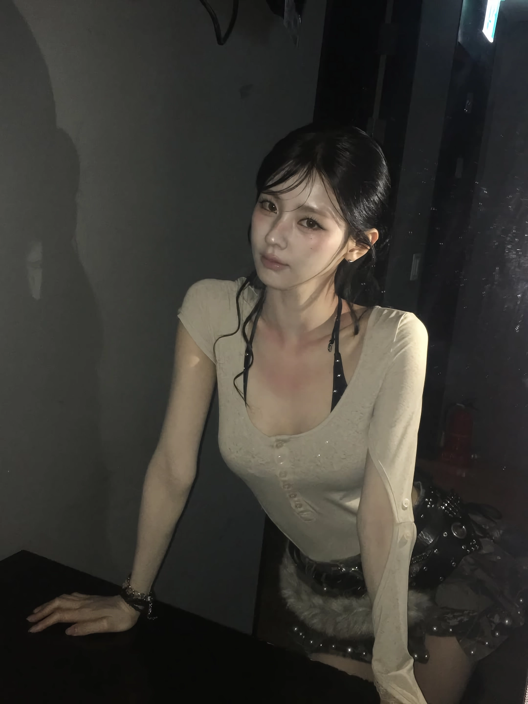 아이들 미연 태닝 자국과는 구분되는 뽀얀 가슴골 – 인스타