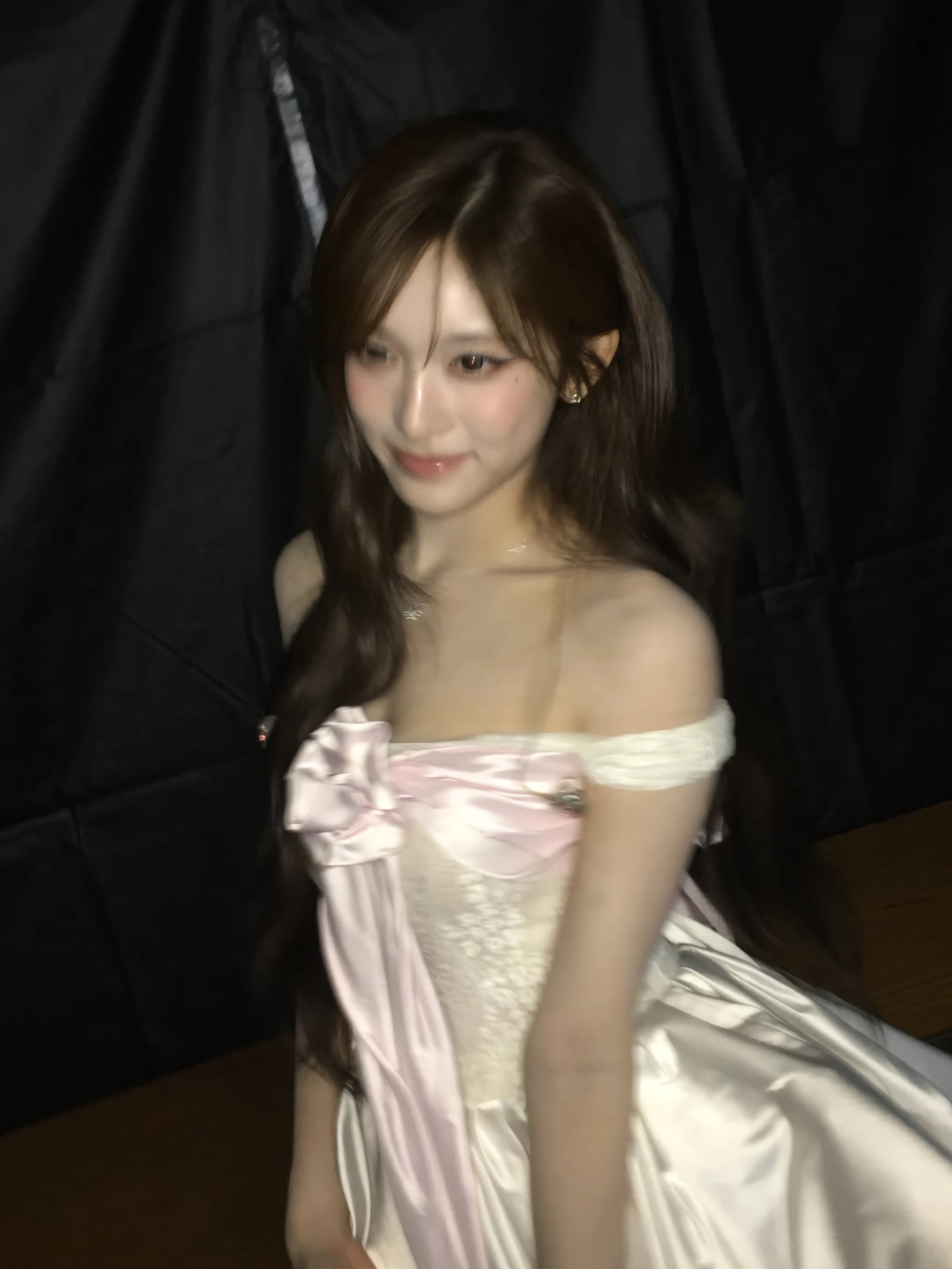 MC 대기중인 아이브 이서 리본 드레스 은근한 윗슴골 – 인스타