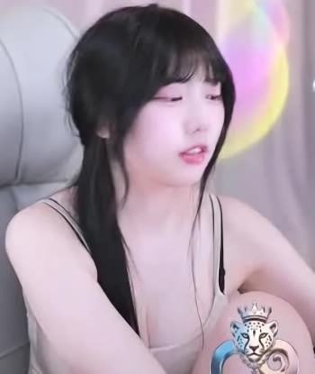 (SOUND)나무늘봉순 검정 브라끈 삐져나온 베이지색 끈나시 가슴골