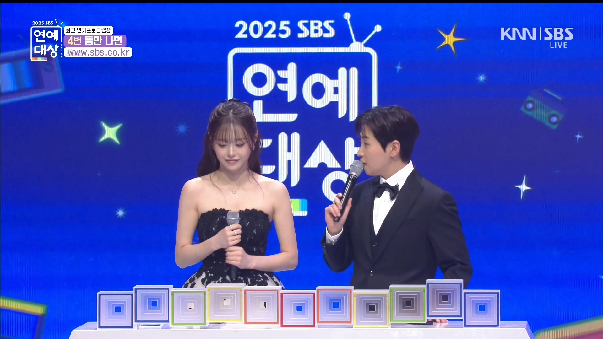 연예대상 시상하는 츄, 표정
