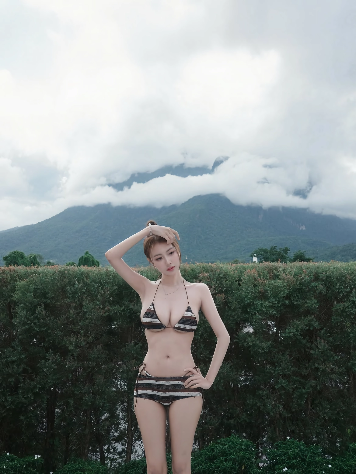 좋은 배경 두고 사진찍는 05년생 처자