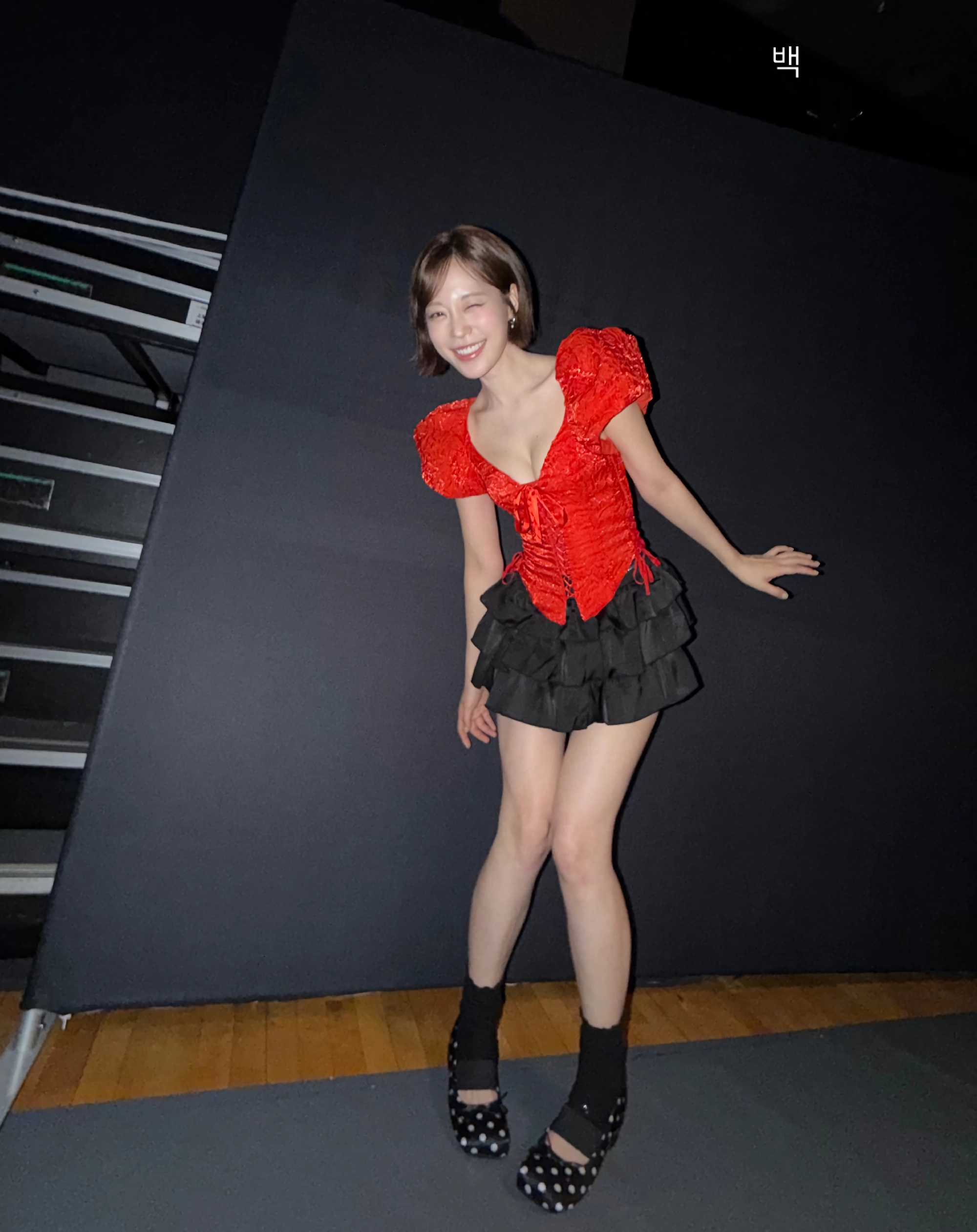 카라 허영지 깊게 파인 빨간 코르셋 명치 보이는 가슴골 (고화질)