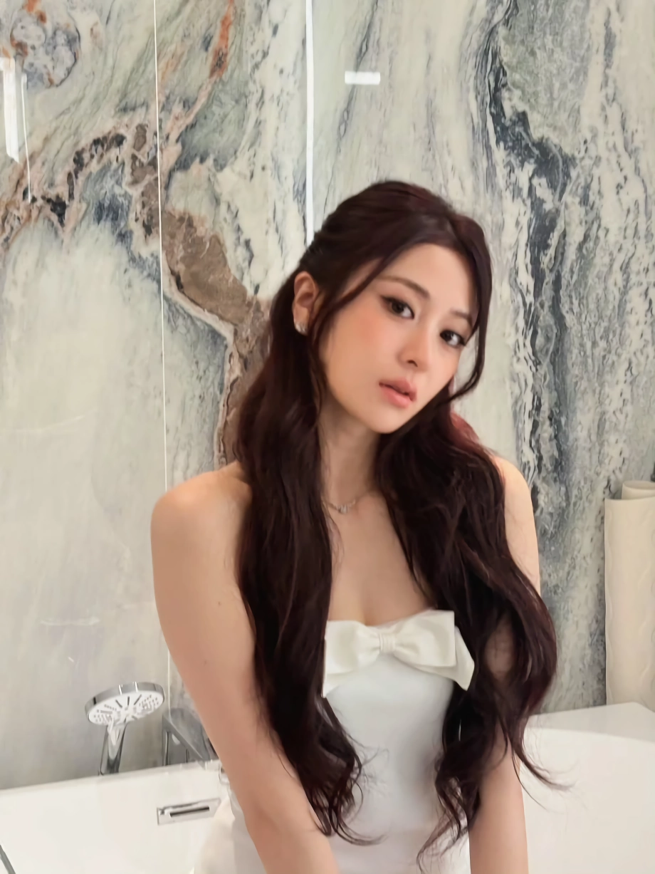 르세라핌 허윤진 오프솔더 드레스 가슴골