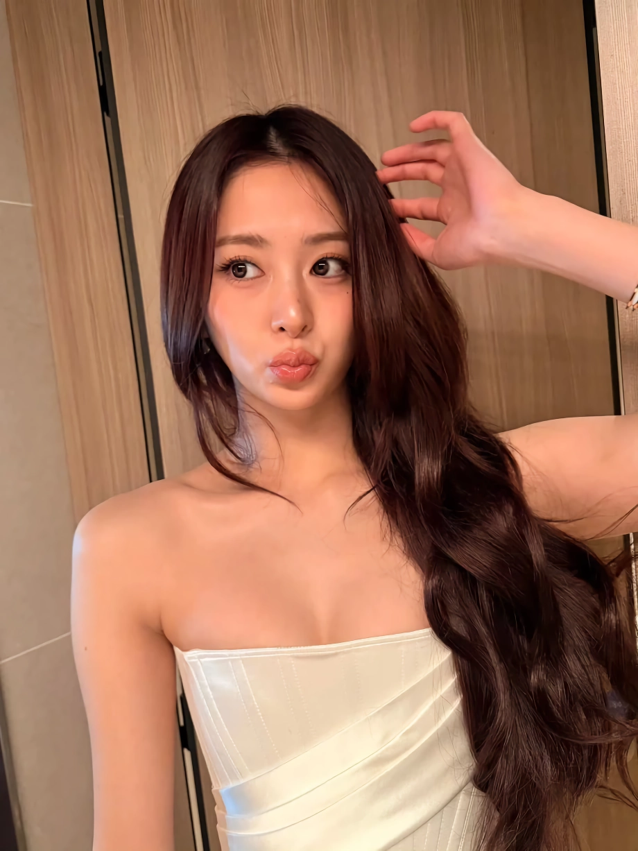 르세라핌 허윤진 오프솔더 드레스 가슴골