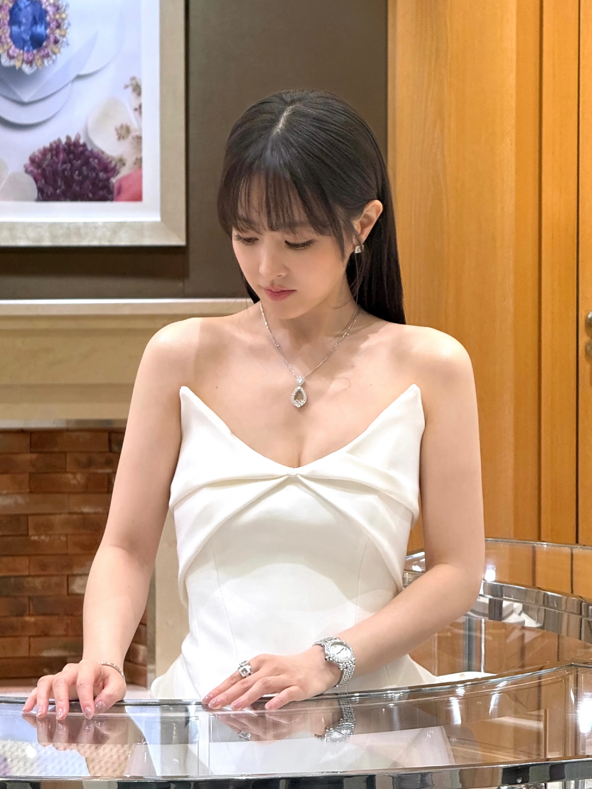 배우 박보영 깊게 파인 화이트 드레스 은근한 가슴골 – 인스타