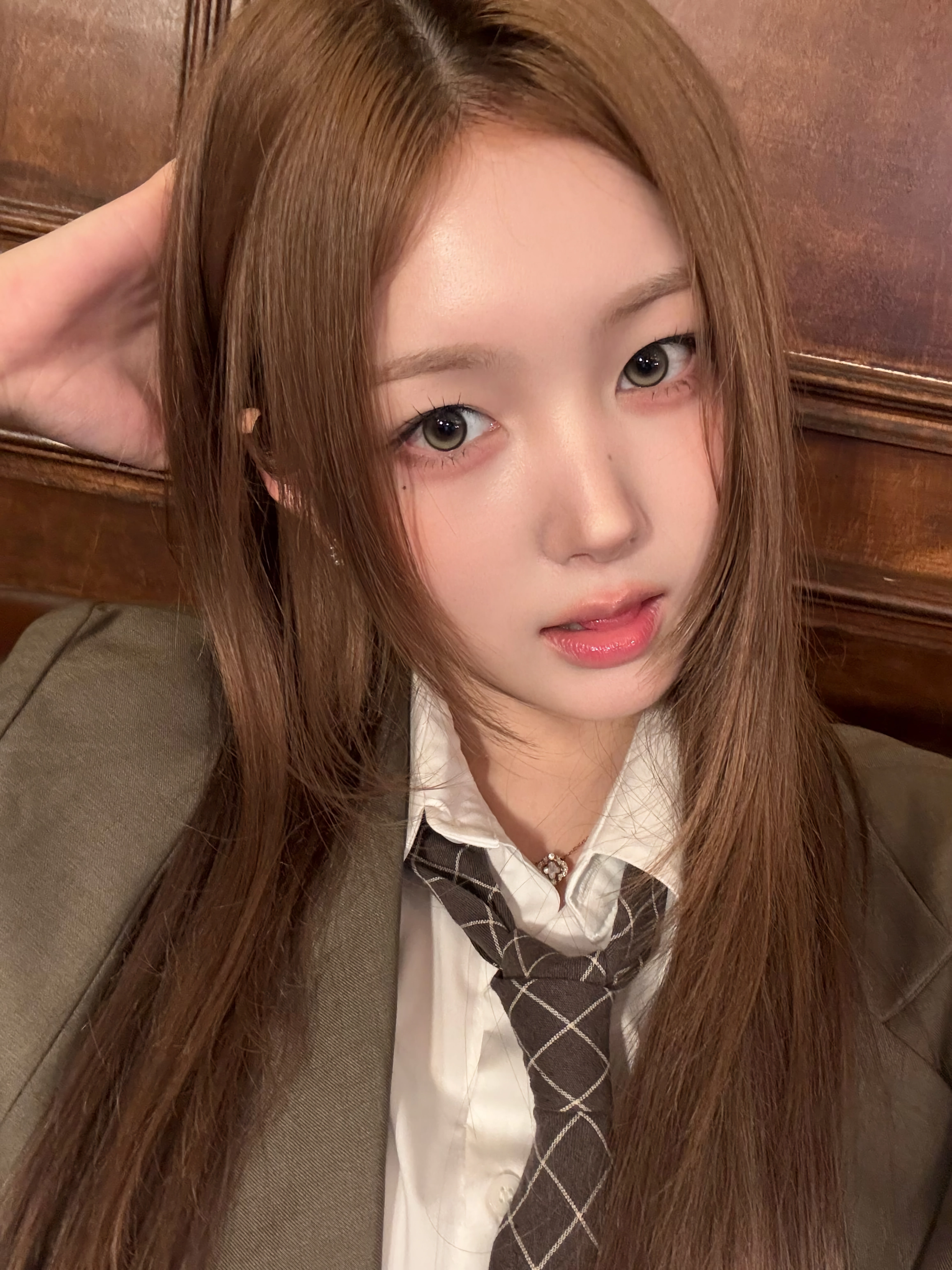 트리플에스 하연, 소현, 연지, 니엔, 린, 주빈, 신위