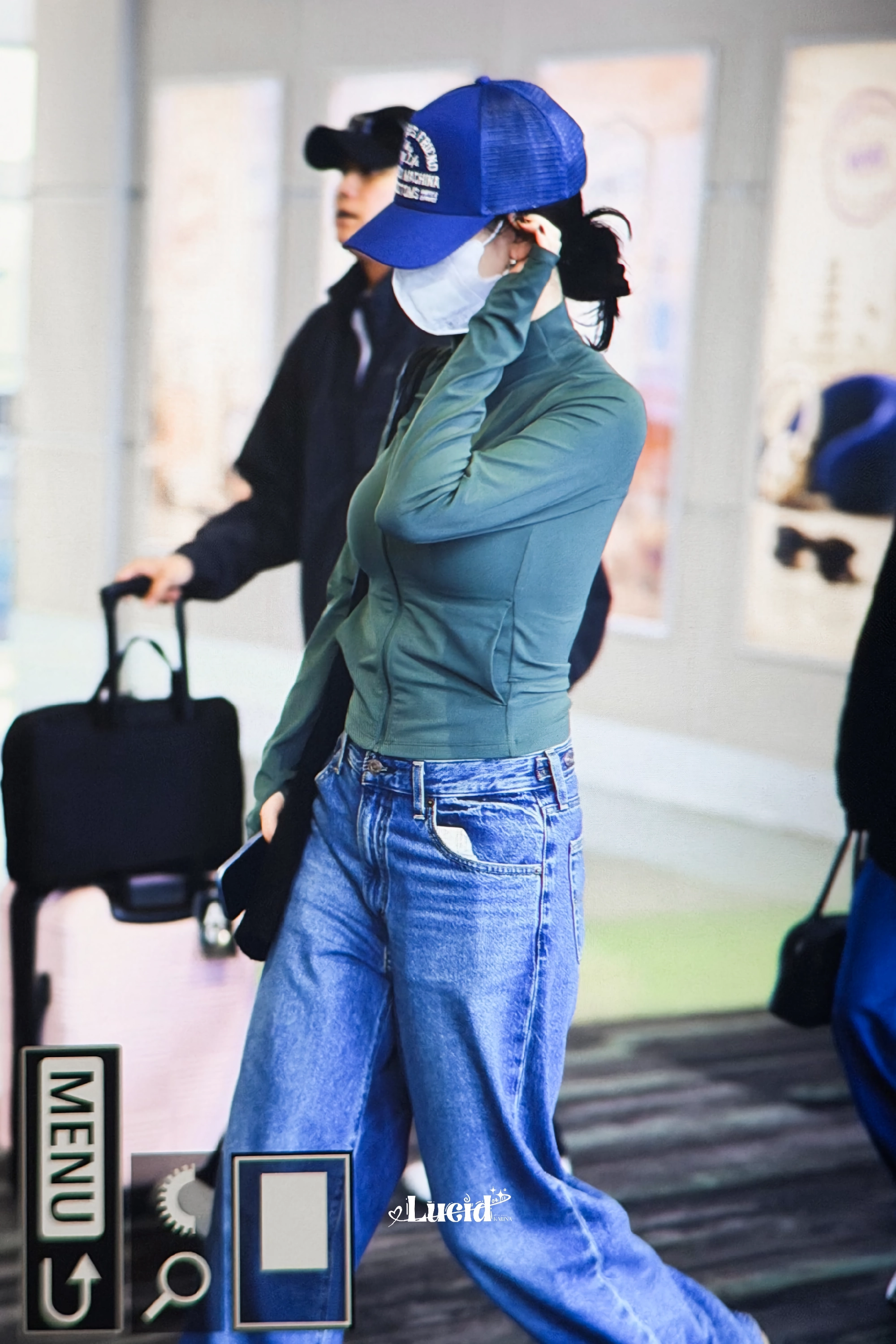 어제자 공항 카리나 브라컵 비치는 카키색 집업 묵직한 가슴라인