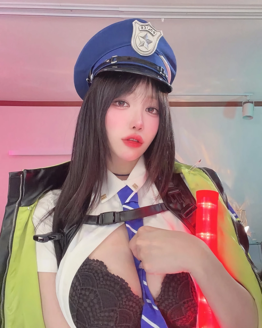 여경 겨우디 흰 셔츠 오픈하고 가슴골에 넥타이 끼우기