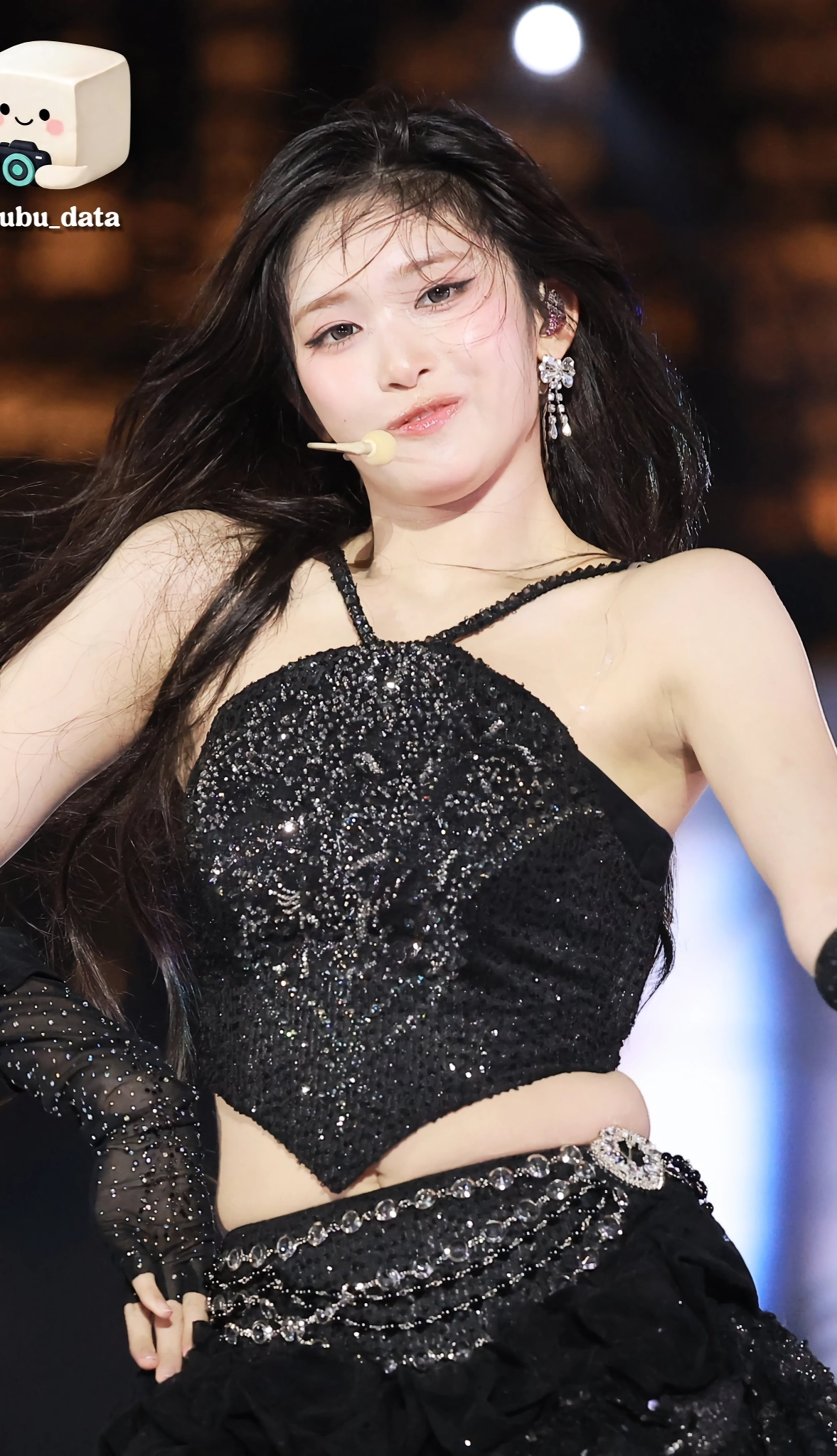 아이브 이서 안유진 검정 홀터넥 의상 겨드랑이 페로몬 (고화질)