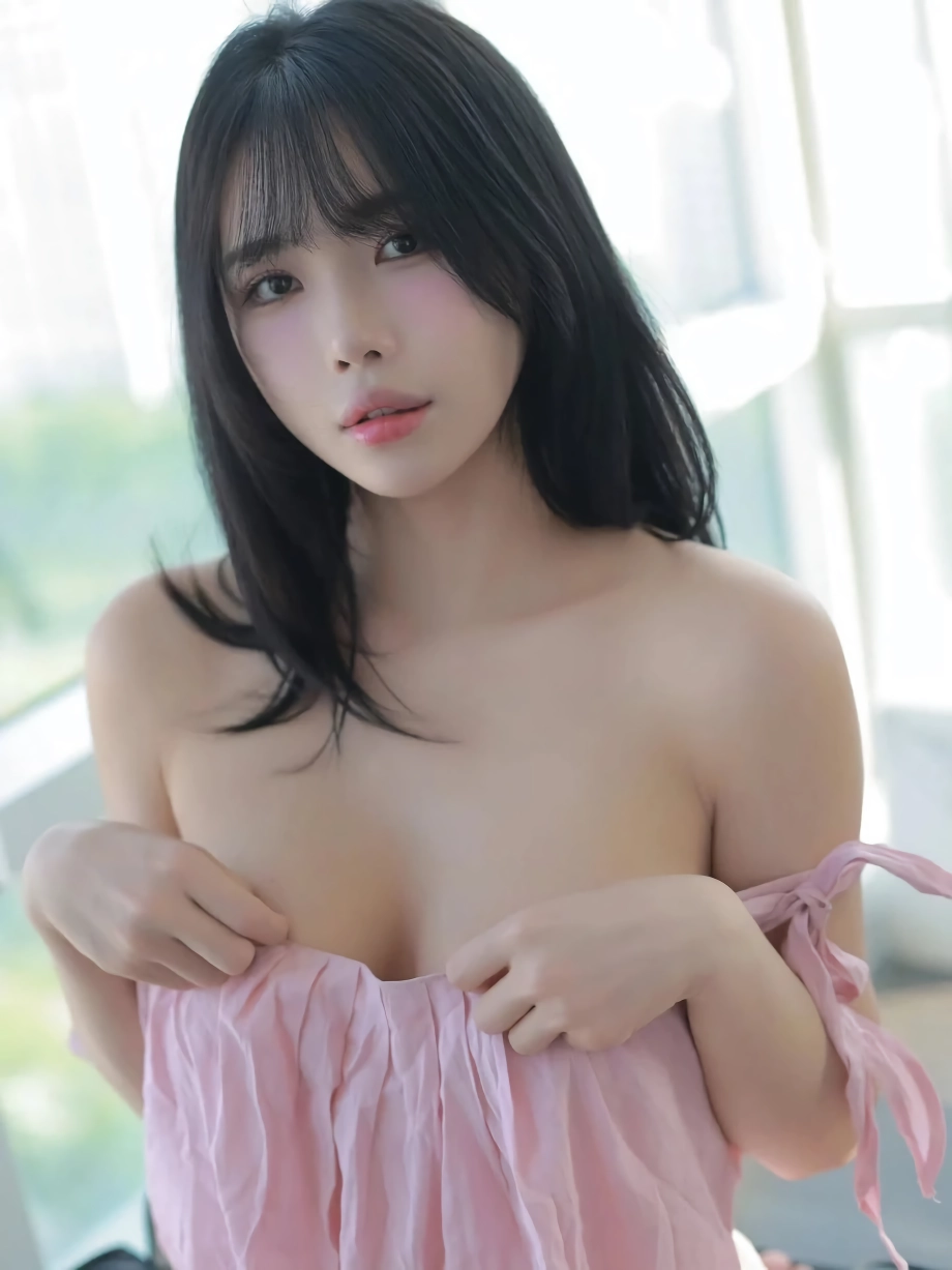 핑크 헐렁한 나시 내려간 어깨끈 윗가슴