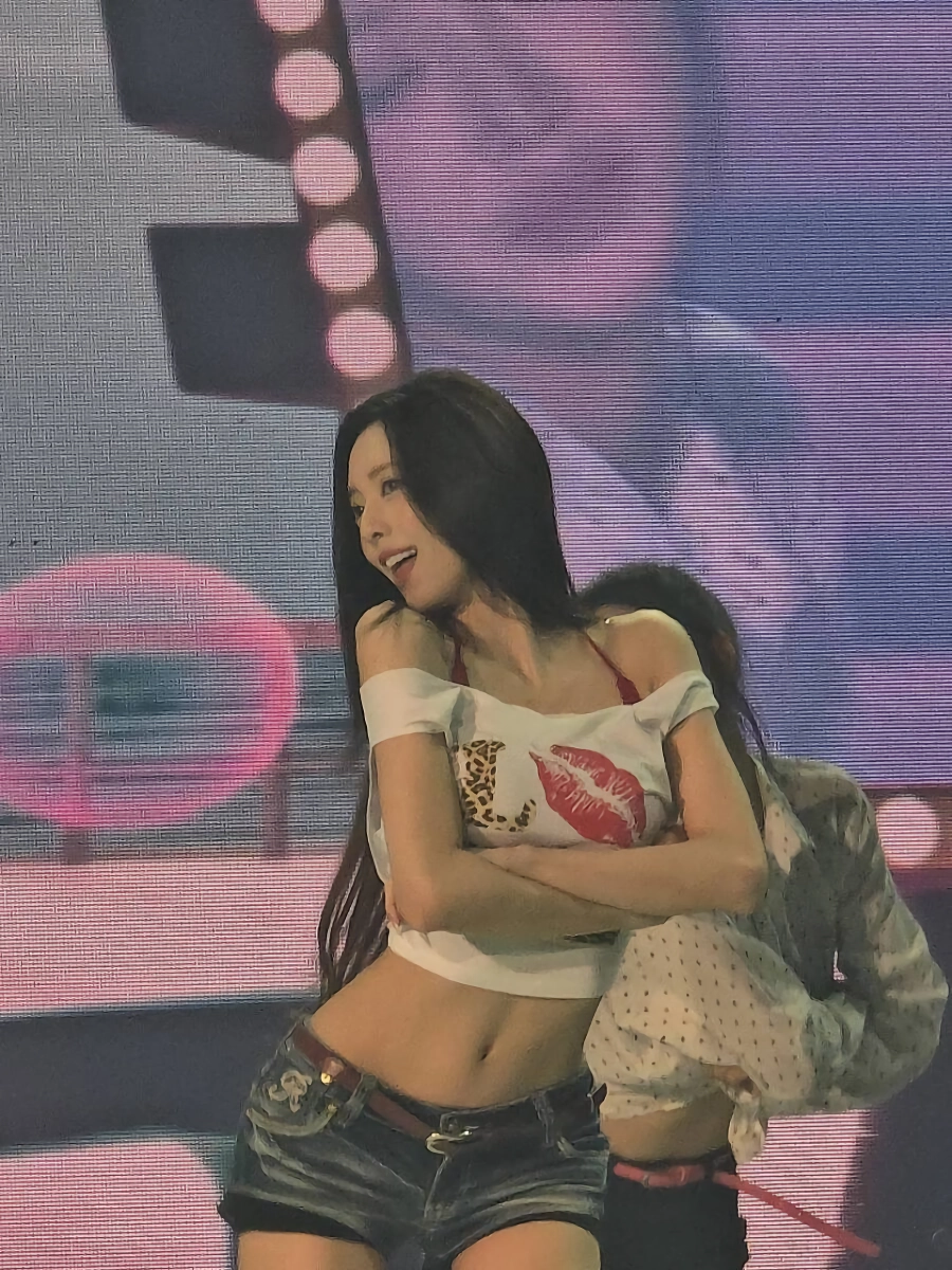 잇지 유나 허리 소멸 ㄷㄷ. jpg