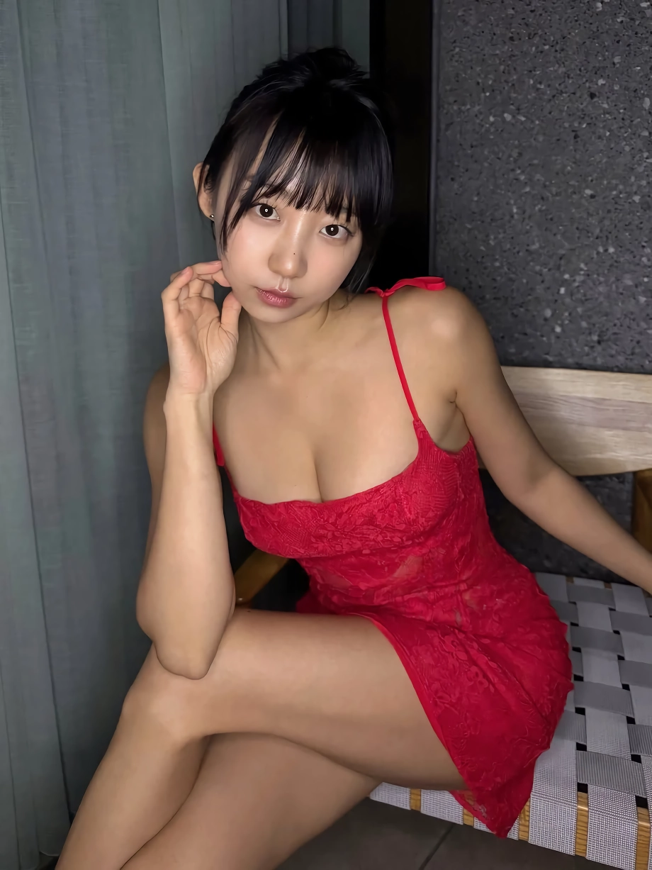 표은지 빨간 나시 가슴골